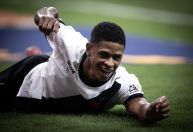 Número de cartões de jovem volante do Vasco preocupam comissão técnica