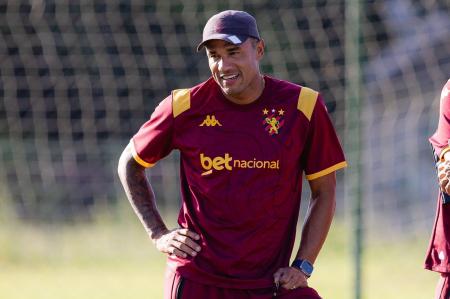 Técnico Roger Silva durante treino do Sport