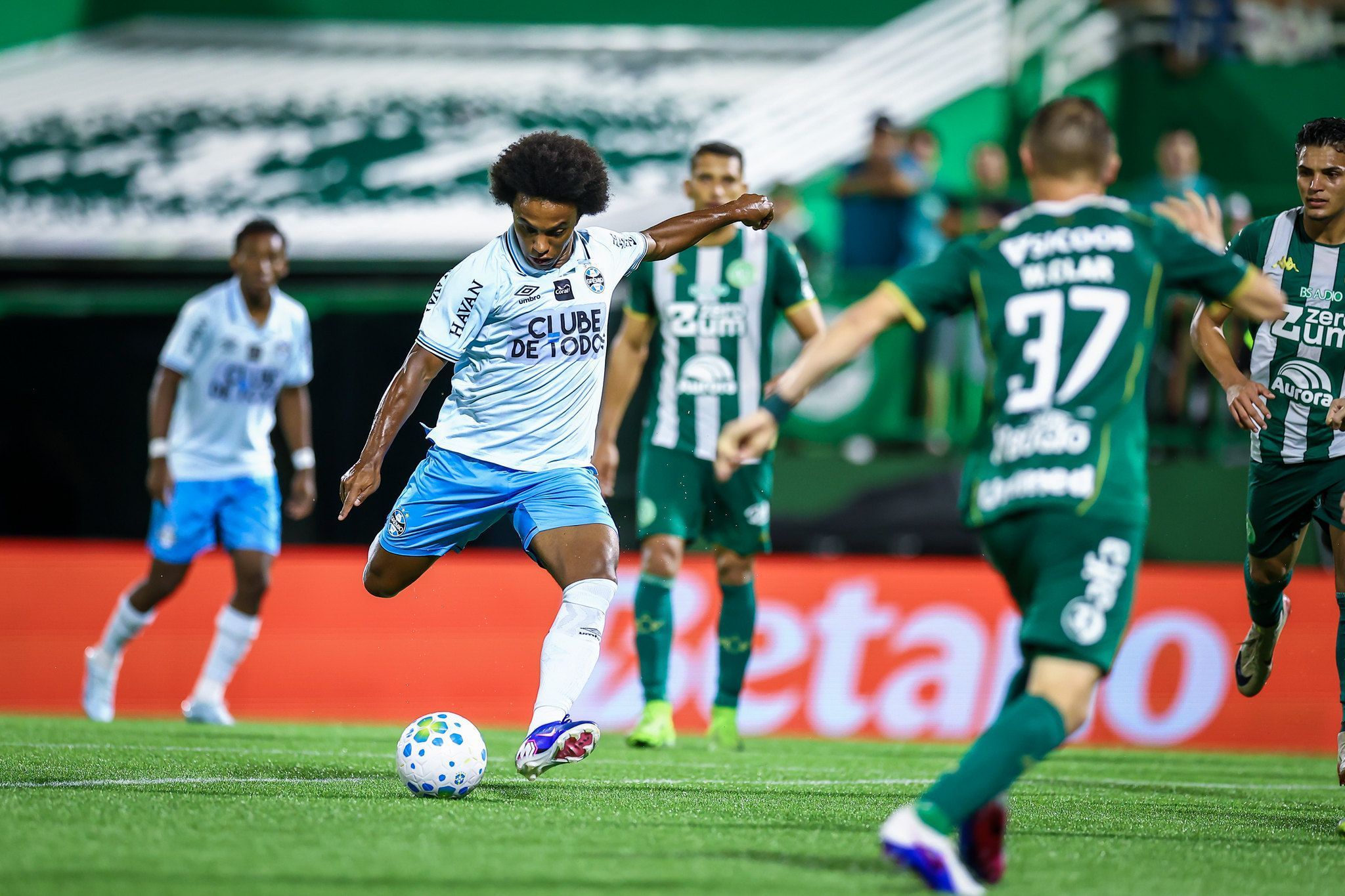 Willian admite erro individual, mas valoriza empate do Grêmio no Brasileiro