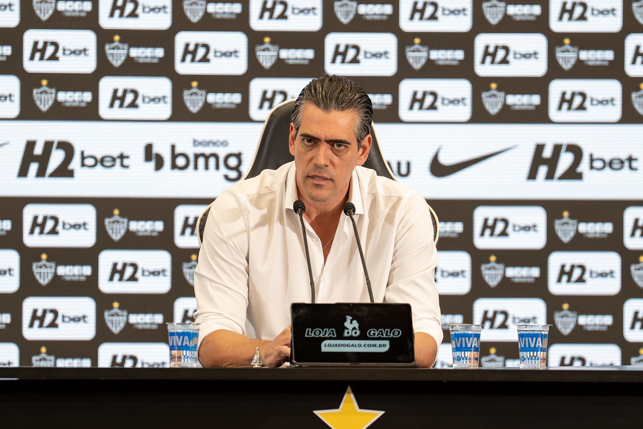 Diretor do Atlético revela possível saída de zagueiro no meio do ano