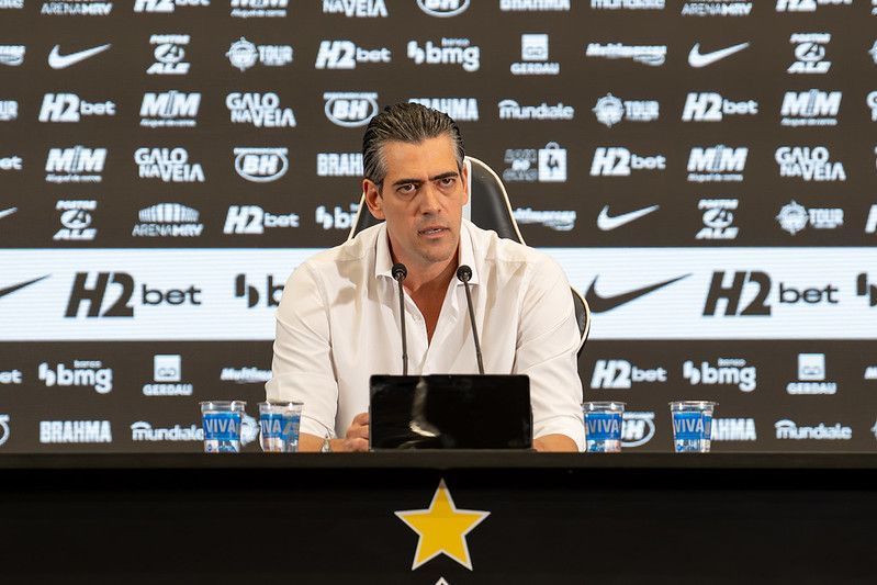 Diretor do Atlético promete buscar grande contratação de volante na próxima janela