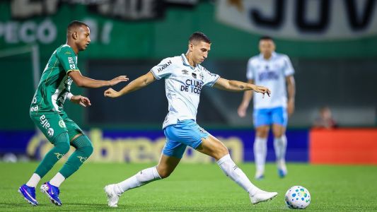 Lance de Chapecoense e Grêmio pelo Brasileirão
