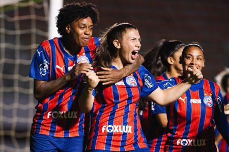 Atletas do Bahia comemoram gol sobre o Vitória em jogo do Brasileirão feminino