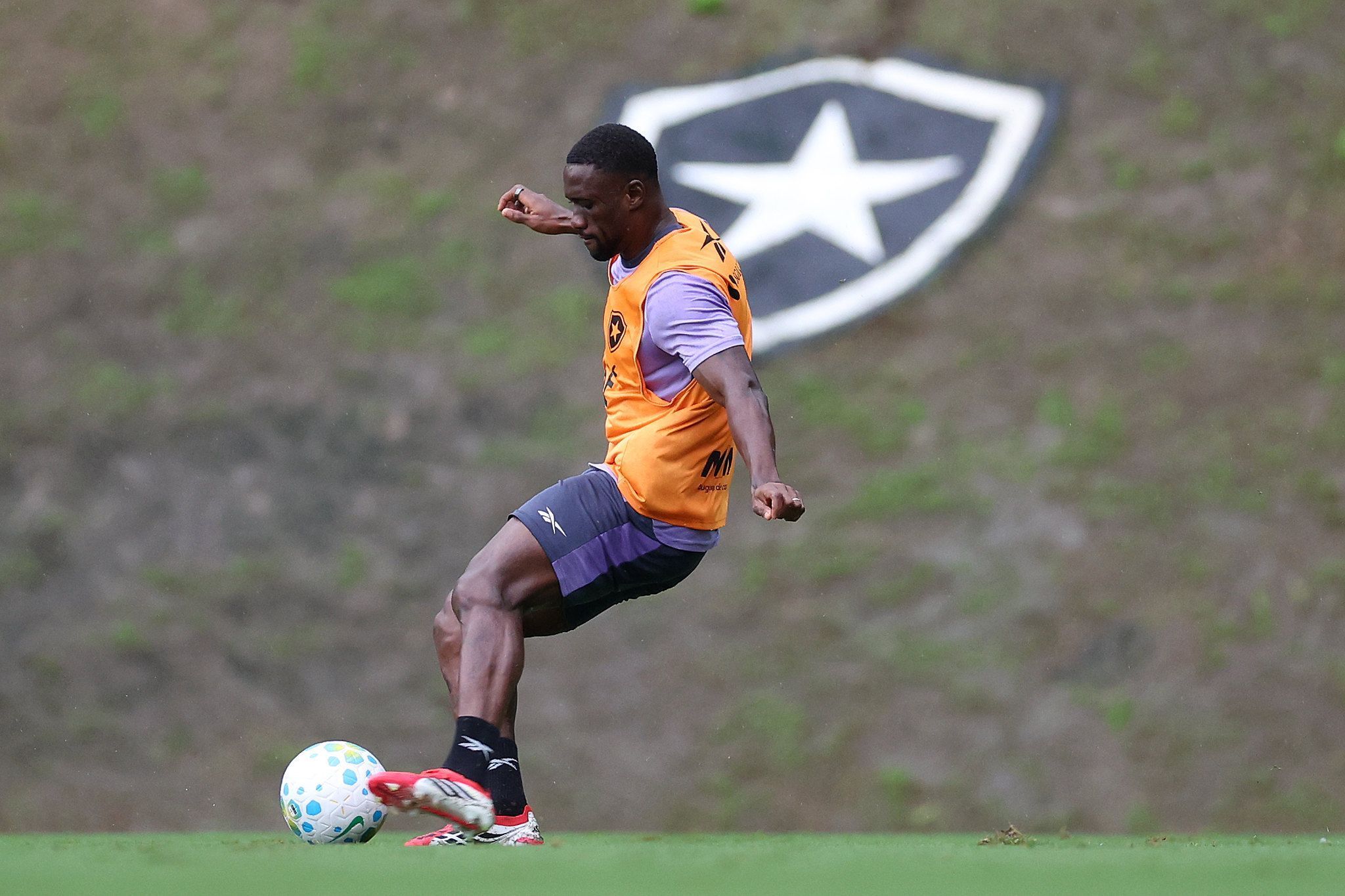 Botafogo informa lesão muscular de Bastos, desfalque do time