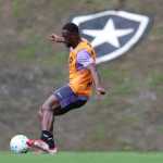Botafogo informa lesão muscular de Bastos, desfalque do time