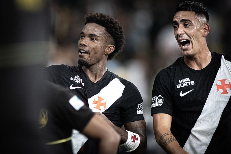 Volante do Vasco recebe presente inusitado de árbitro no clássico