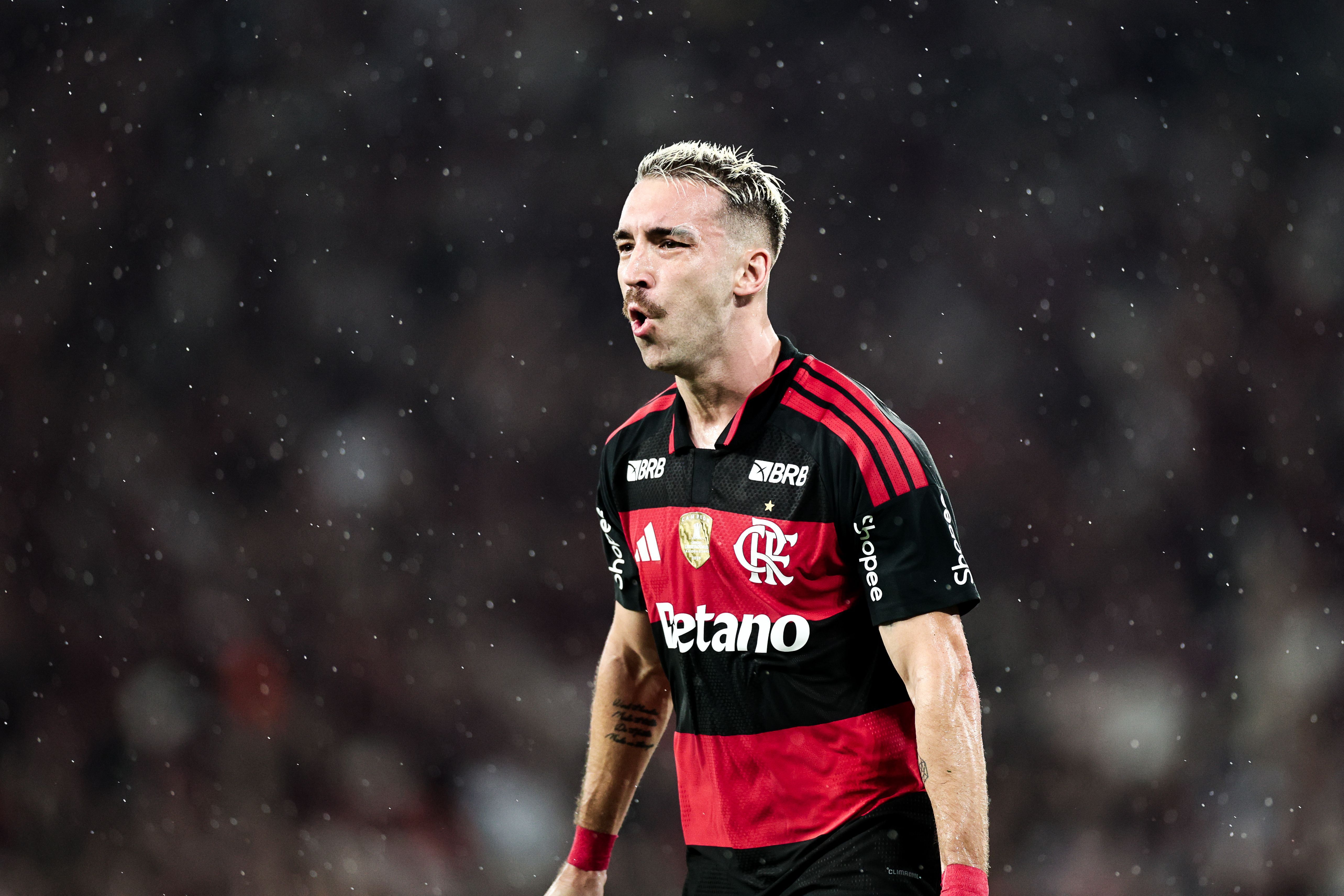 Léo Ortiz, do Flamengo, deixa o jogo contra o Coritiba no primeiro tempo