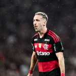Léo Ortiz, do Flamengo, deixa o jogo contra o Coritiba no primeiro tempo
