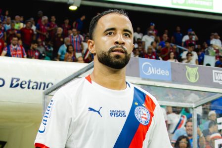 Caio Alexandre entrando em campo para jogo do Bahia no Campeonato Brasileiro
