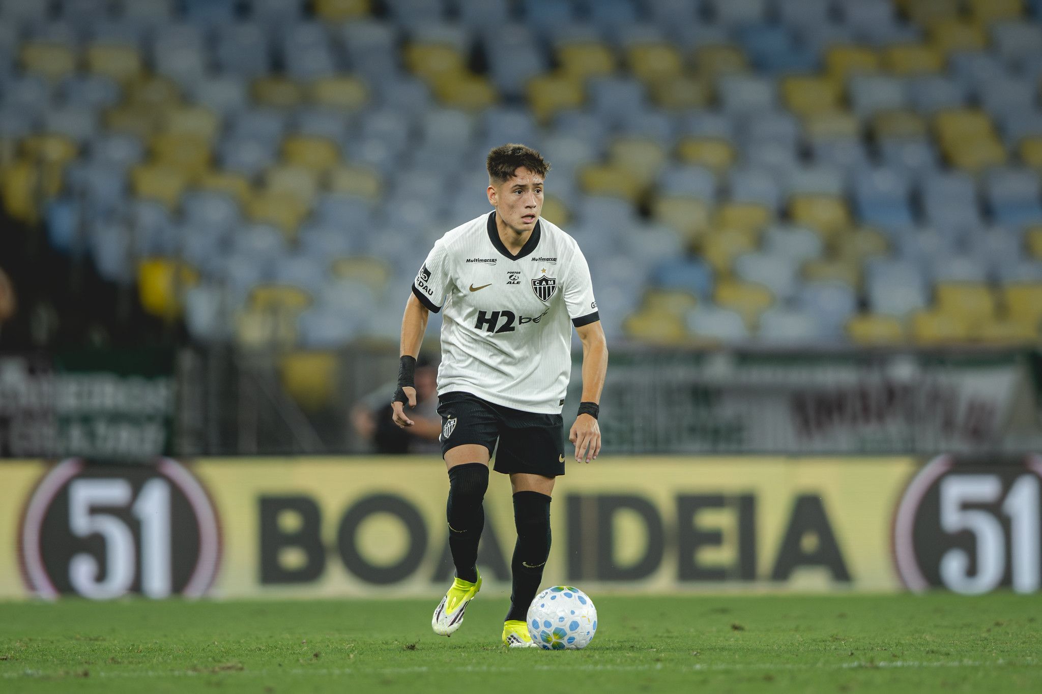 Domínguez sai em defesa de Iván Román após erro em derrota do Atlético