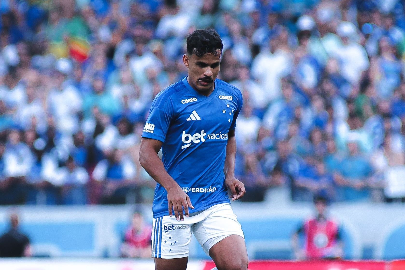 Atacante ex-Cruzeiro reage à convocação de Kaiki: 'Melhor lateral da liga'
