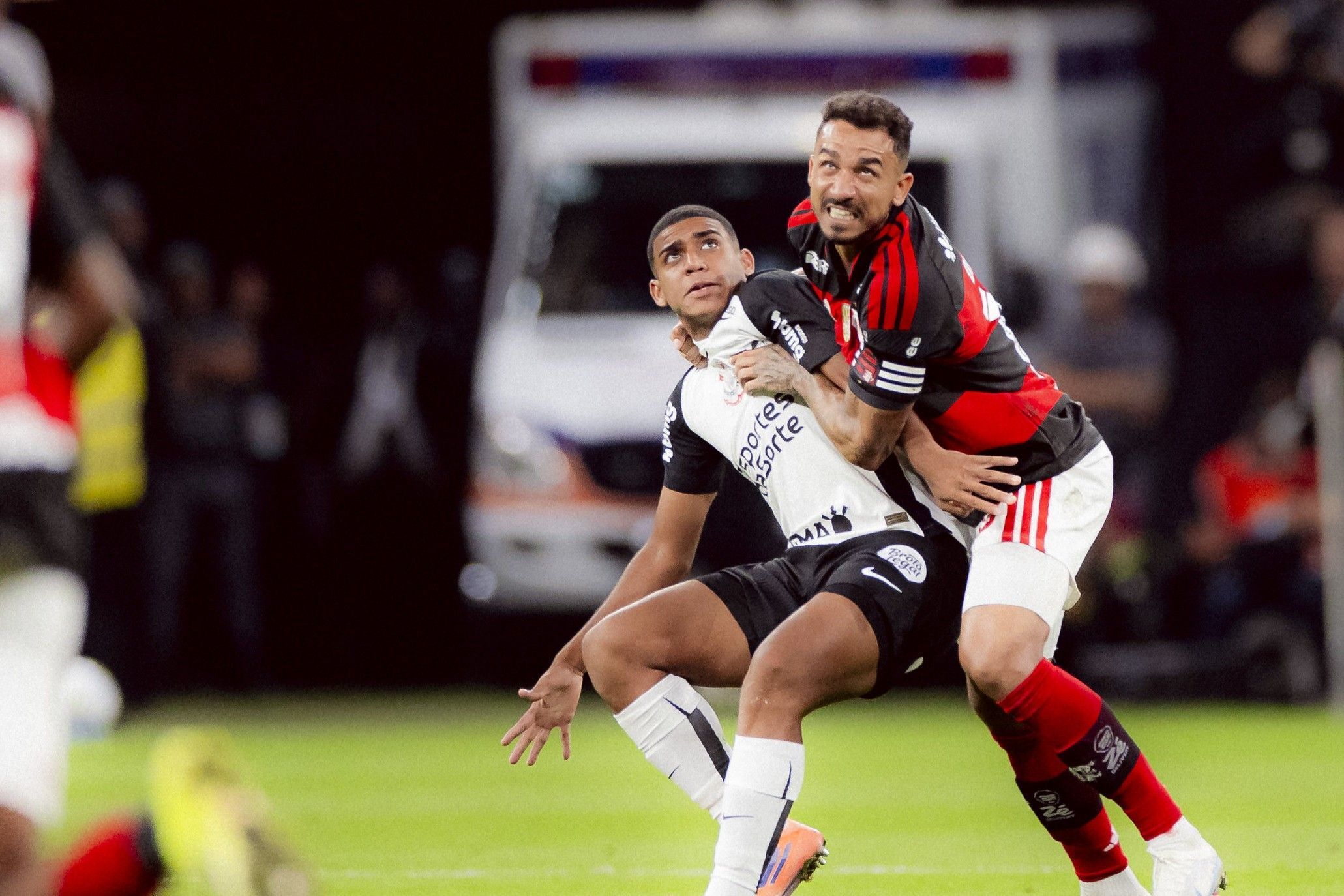Jogadores de Corinthians e Flamengo explicam 'bronca' com arbitragem