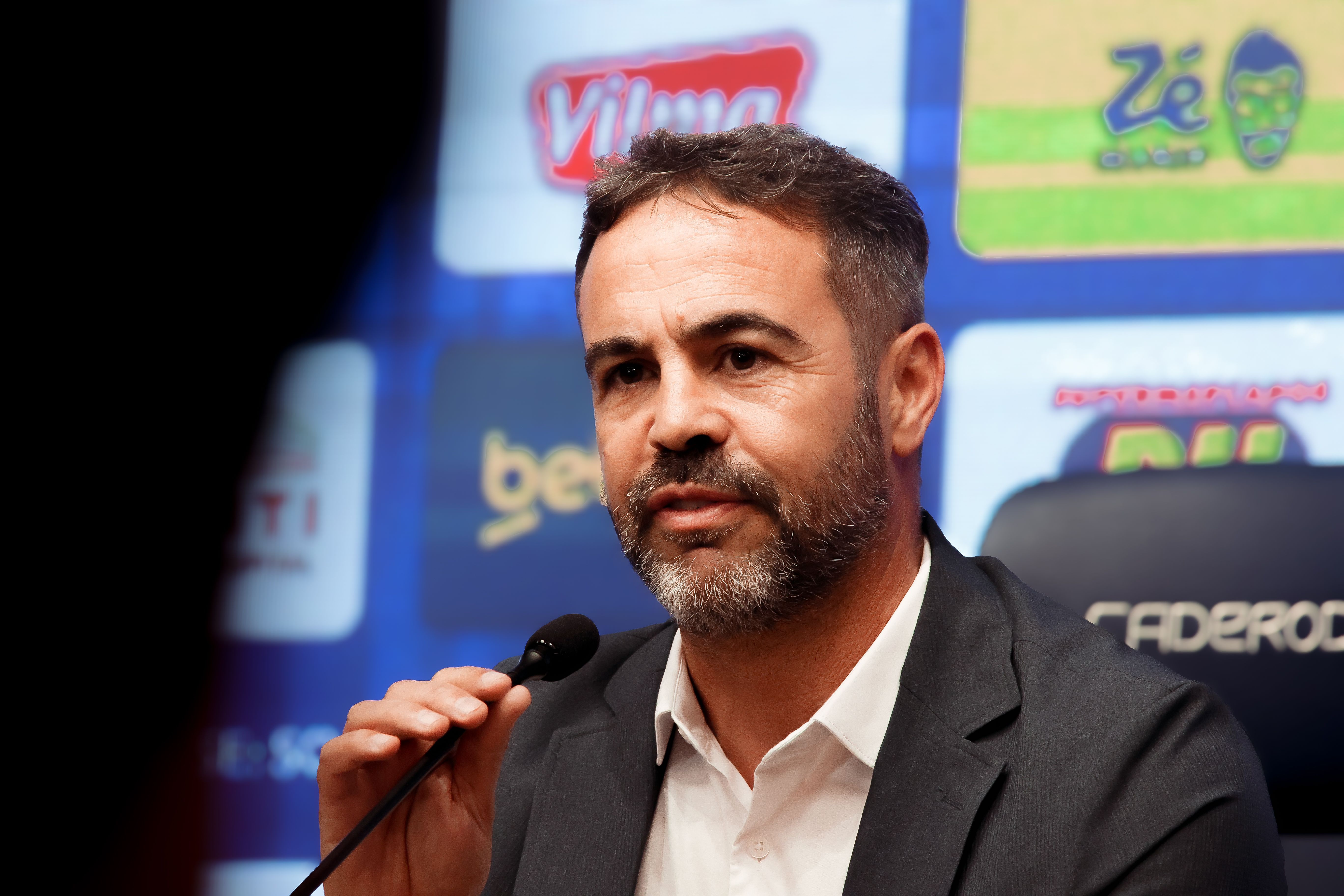 Cruzeiro: Artur Jorge define prioridade com elenco e avalia ação no mercado