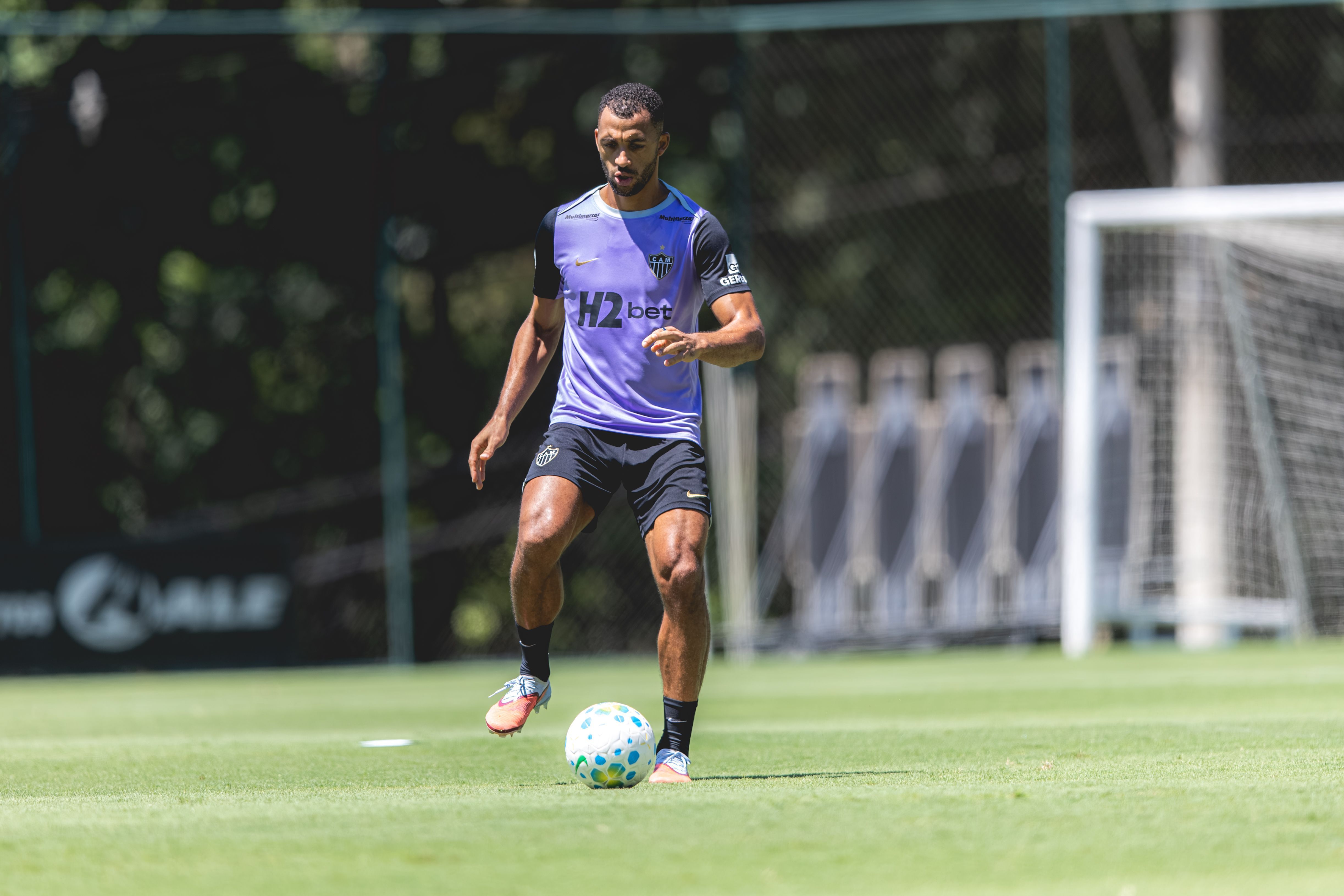 Zagueiro do Atlético evolui em tratamento de lesão e se aproxima do retorno