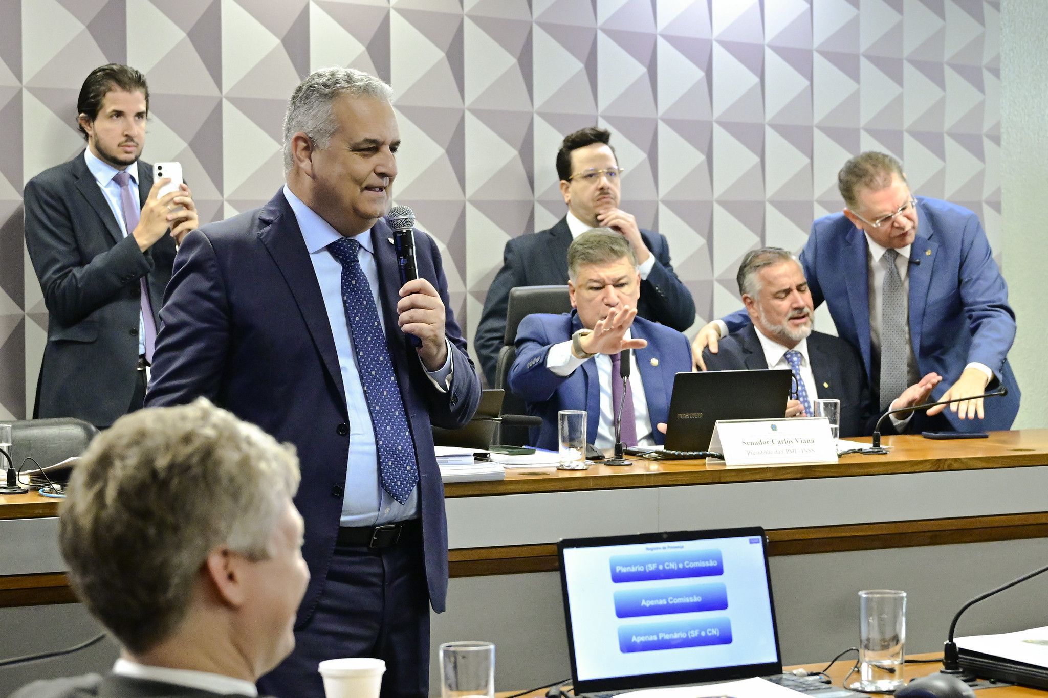 CPMI do INSS: governo articula novo relatório para incluir Flávio Bolsonaro