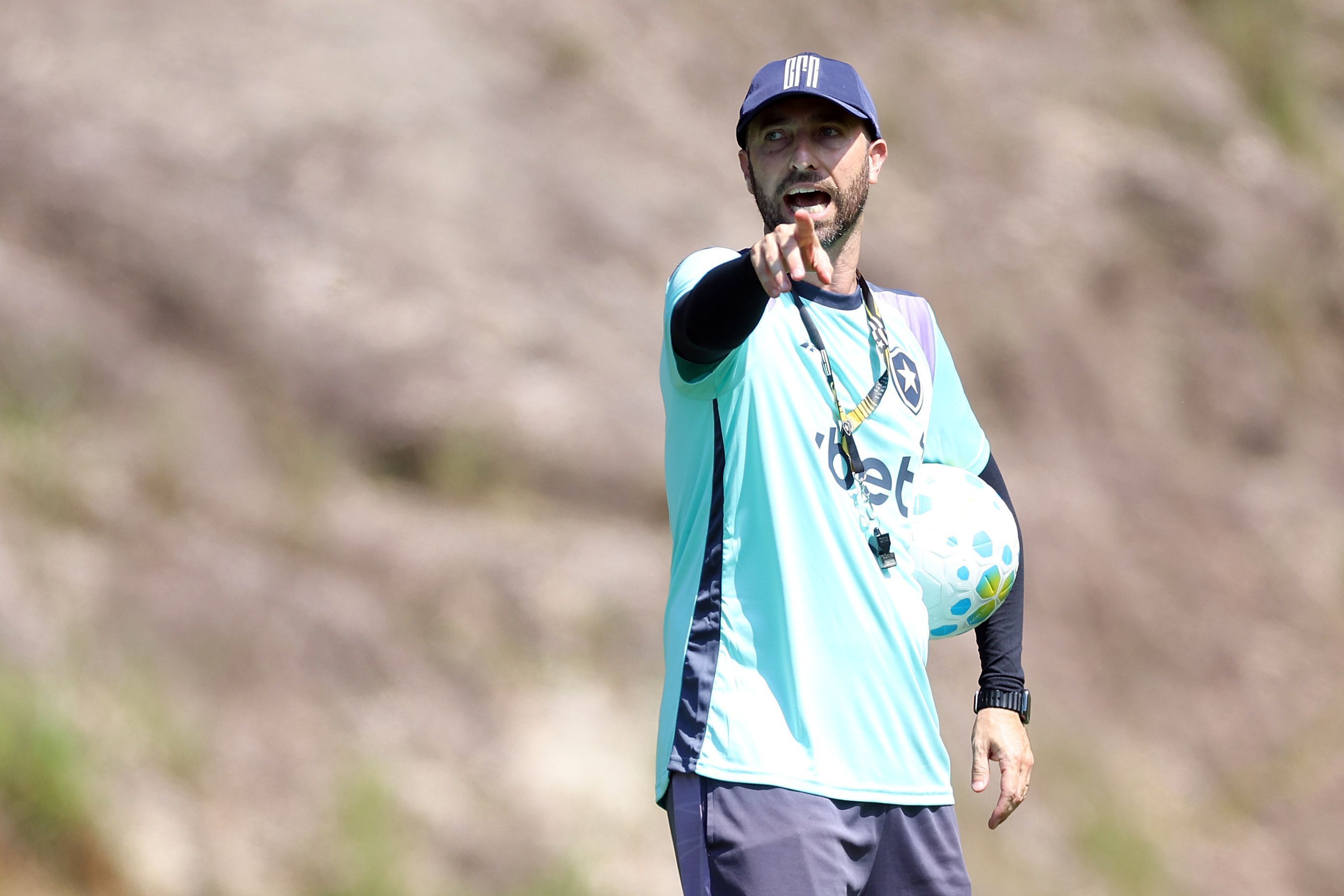 Escalação do Botafogo: Bellão prepara equipe para enfrentar o Athletico