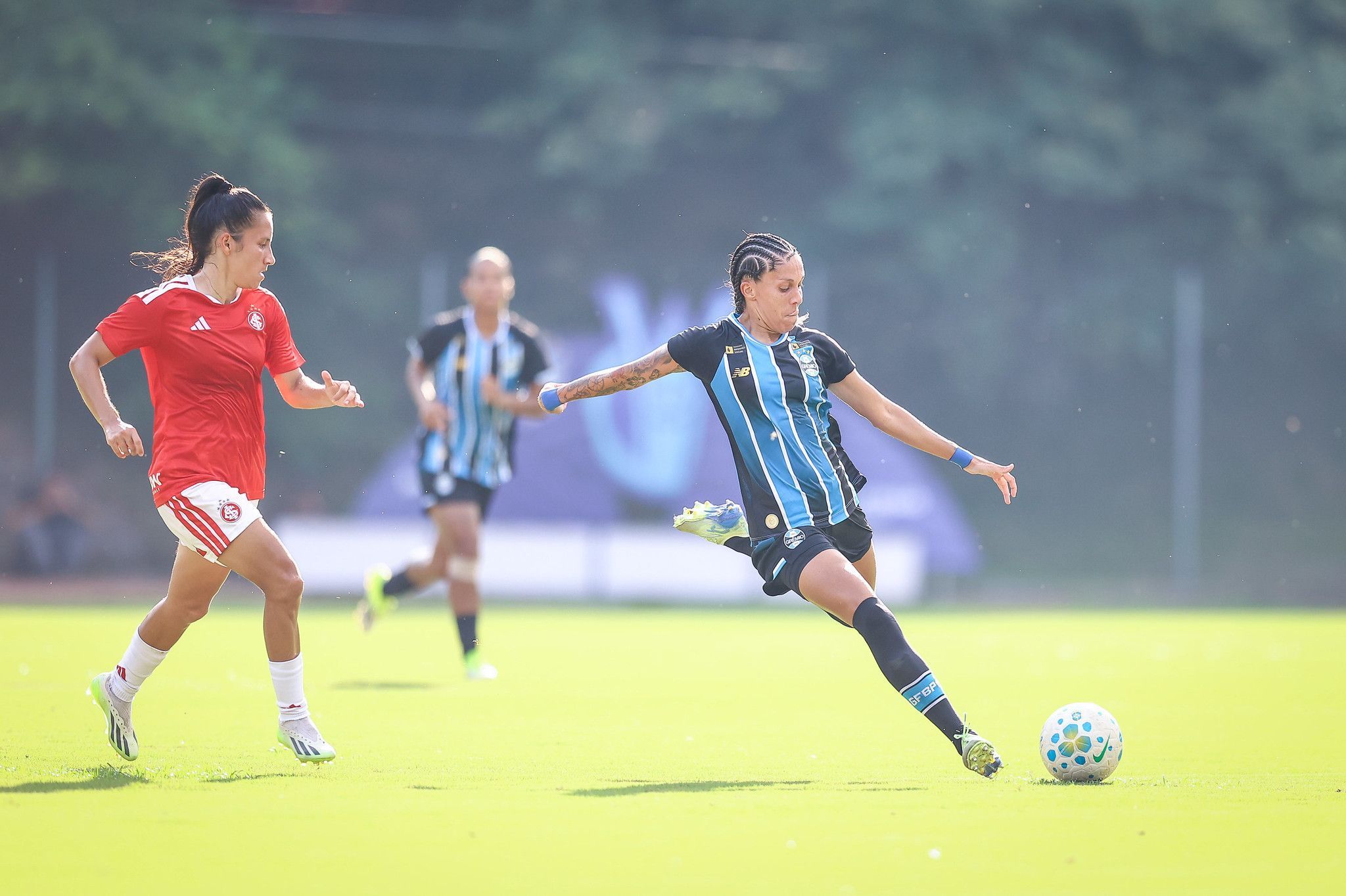 Grêmio bate Internacional e conquista primeira vitória no Brasileiro Feminino