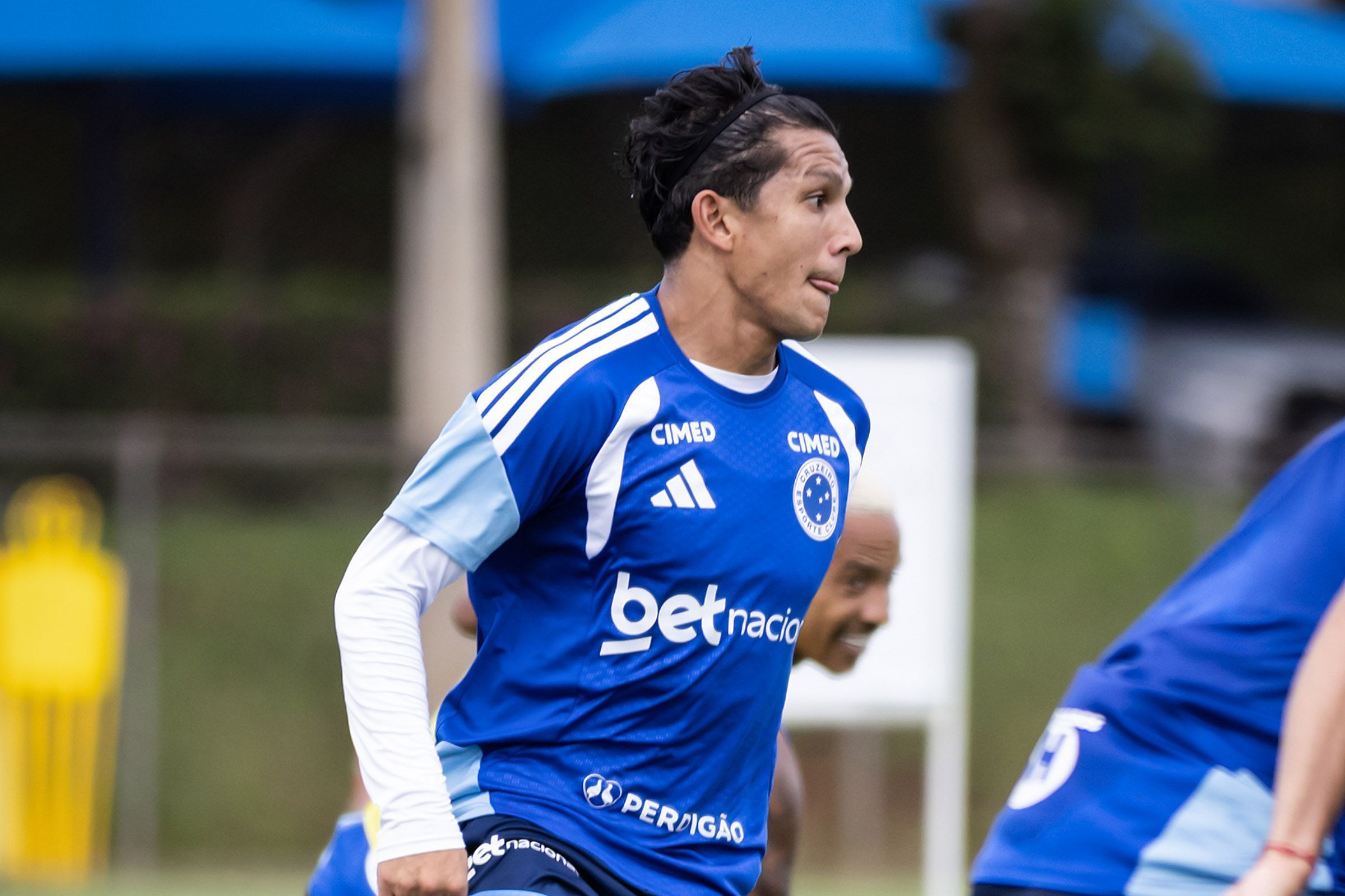 Cruzeiro: Romero treina e pode voltar à titularidade contra o Vitória