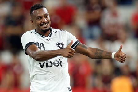 Edenílson comemora o gol de empate do Botafogo na Ligga Arena, em Curitiba • Vitor Silva / Botafogo