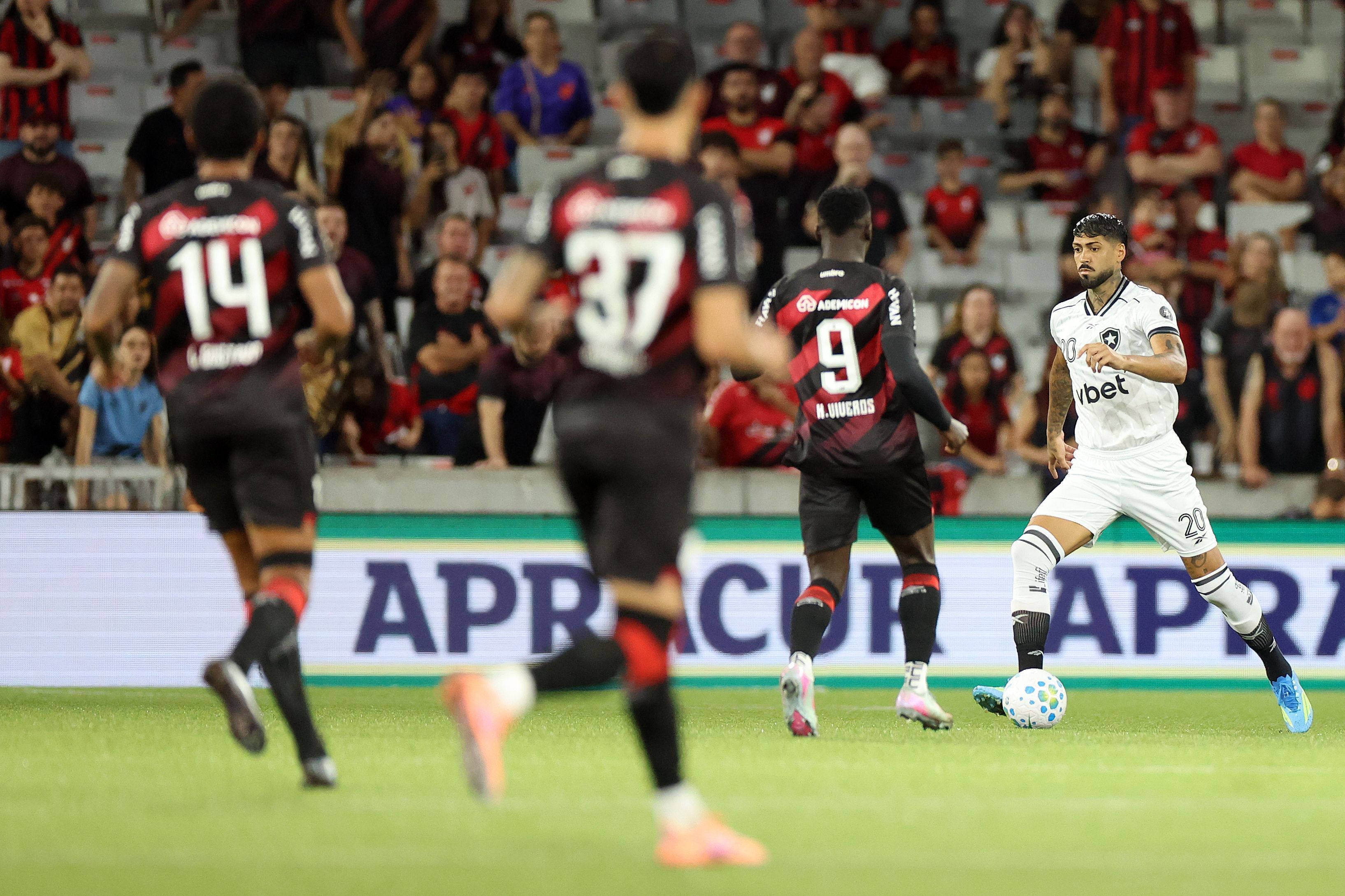 Athletico goleia o Botafogo em jogo atrasado e assume vice-liderança do Brasileirão