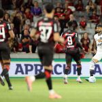 Athletico goleia o Botafogo em jogo atrasado e assume vice-liderança do Brasileirão