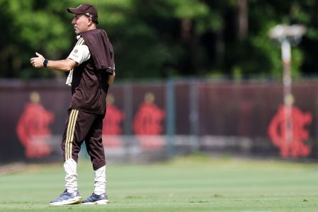 Leonardo Jardim em atividade no Ninho do Urubu, CT do Flamengo