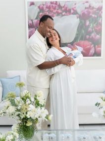 Thiaguinho e Carol Peixinho com o filho Bento