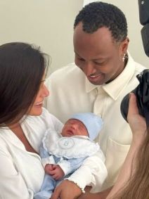 Thiaguinho e Carol Peixinho com o filho Bento