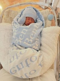 Thiaguinho e Carol Peixinho com o filho Bento