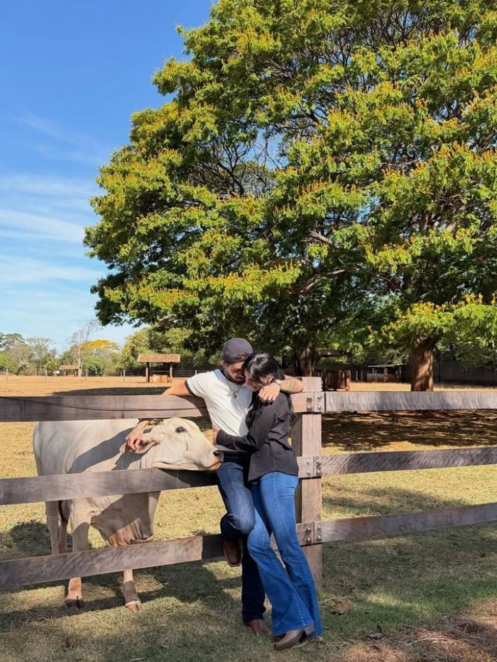 Zé Felipe e Ana Castela em fazenda