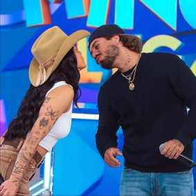 Zé Felipe e Ana Castela trocam beijo no SBT