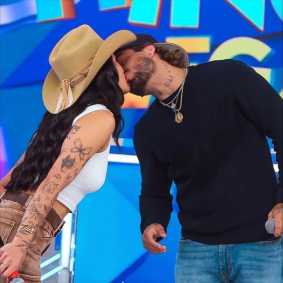 Zé Felipe e Ana Castela trocam beijo no SBT