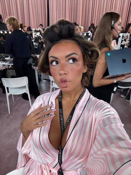 Gabi Moura compartilhou momentos de sua preparação para o desfile