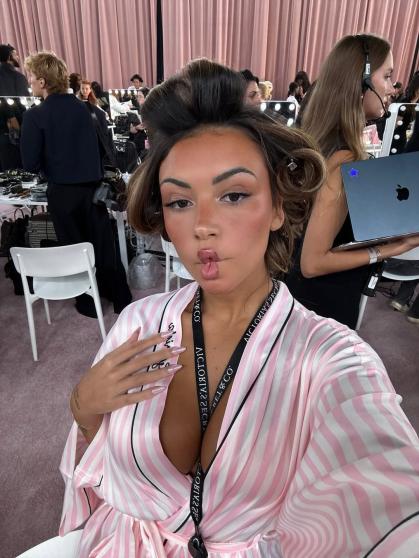 Gabi Moura compartilhou momentos de sua preparação para o desfile