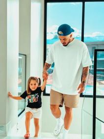 Zé Felipe compartilha fotos com Maria Flor no aniversário da pequena