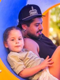 Zé Felipe compartilha fotos com Maria Flor no aniversário da pequena