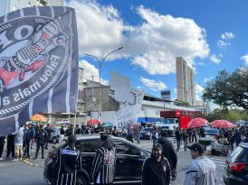 Torcedores do Corinthians protestaram contra Augusto Melo nos arredores do Parque São Jorge