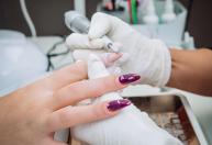 Guia de segurança para esmaltes em gel e cuidados essenciais com as unhas