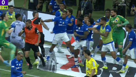 Cruzeiro x Atlético pela final do Mineiro tem briga generalizada