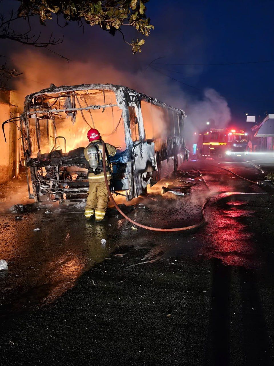 Em um dia, quatro ônibus são incendiados em Uberlândia (MG); ao menos dois são criminosos
