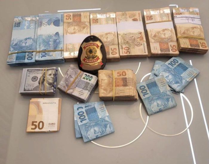 Dinheiro apreendido durante o cumprimento dos mandados de busca e apreensão desta segunda-feira