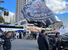 Torcedores do Corinthians protestaram contra Augusto Melo nos arredores do Parque São Jorge