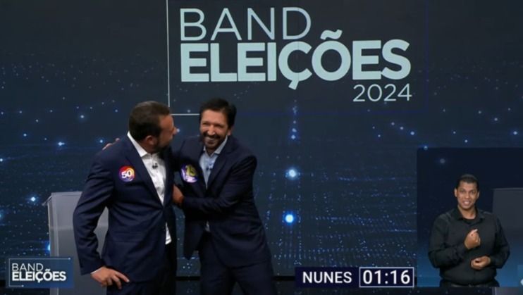 Nunes e Boulos se abraçam durante debate e tiram risos da plateia