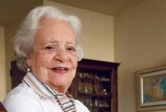 A primeira foto é a capa do Livro "Minas de Forno e Fogão – Receitas para todas as festas e para todos os dias do ano", de Maria Stella Libânio Christo. O livro tem capa azul e é possível ver seu nome em letras em preto e cinza. A segunda foto é um registro da escritora. Uma mulher branca, já idosa, com cabelos brancos, vestindo um casaco também branco e um cachecol.