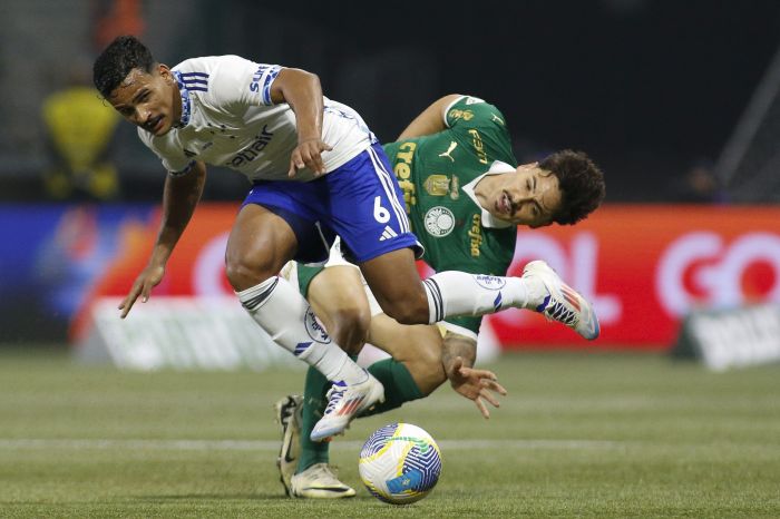 Disputa de bola entre Kaiki Bruno, do Cruzeiro, e Maurício, do Palmeiras