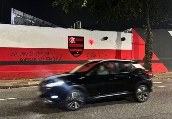 Após derrota, sede do Flamengo é vandalizada com ameaças a jogadores e Tite
