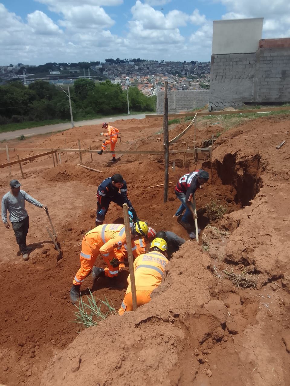 Talude desaba e deixa trabalhador soterrado até a cintura em bairro de Varginha