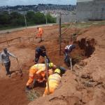 Talude desaba e deixa trabalhador soterrado até a cintura em bairro de Varginha