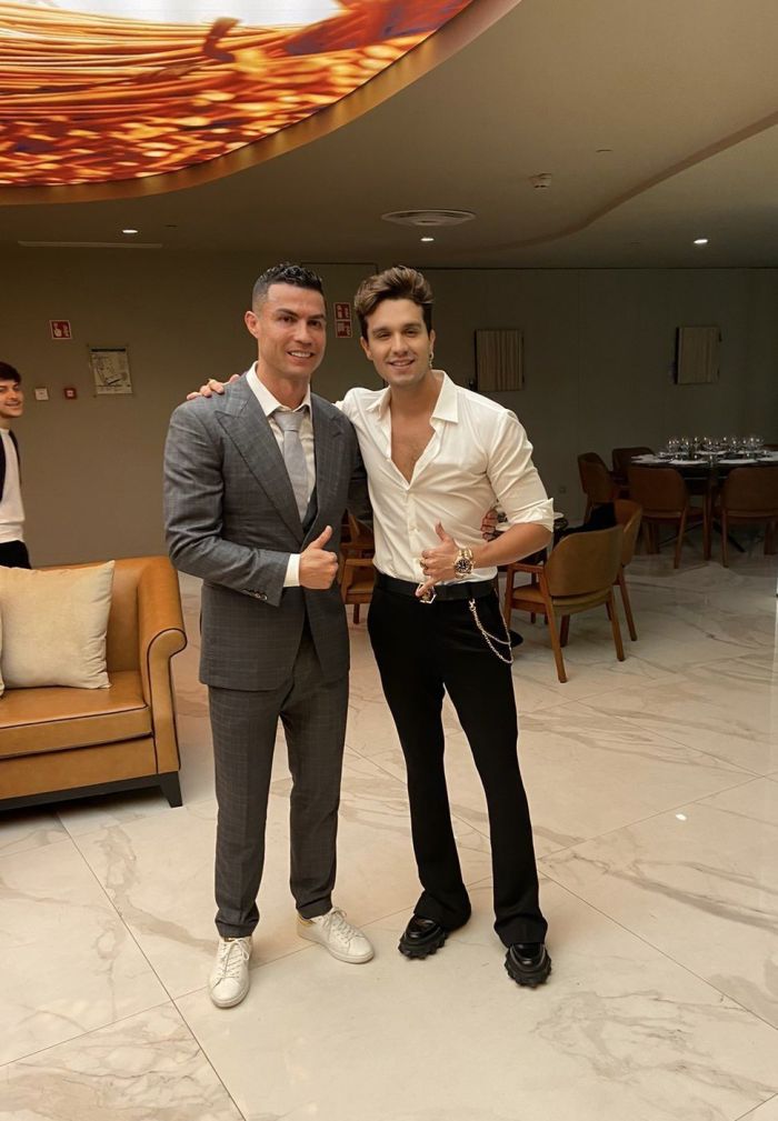 Cristiano Ronaldo convida Luan Santana para cantar em sua festa de ano novo Cristiano Ronaldo convida Luan Santana para cantar em sua festa de ano novo