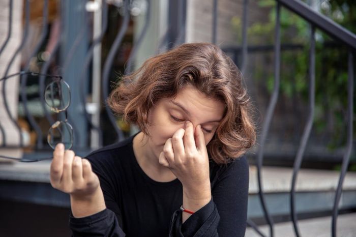 Desviar o olhar: o que a psicologia diz sobre esse gesto? Descubra os significados por trás da falta de contato visual e como interpretar a linguagem corporal.